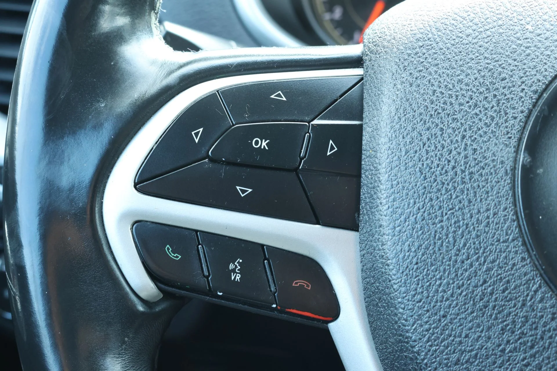 Used 2018 Gray Jeep Latitude Plus image 9