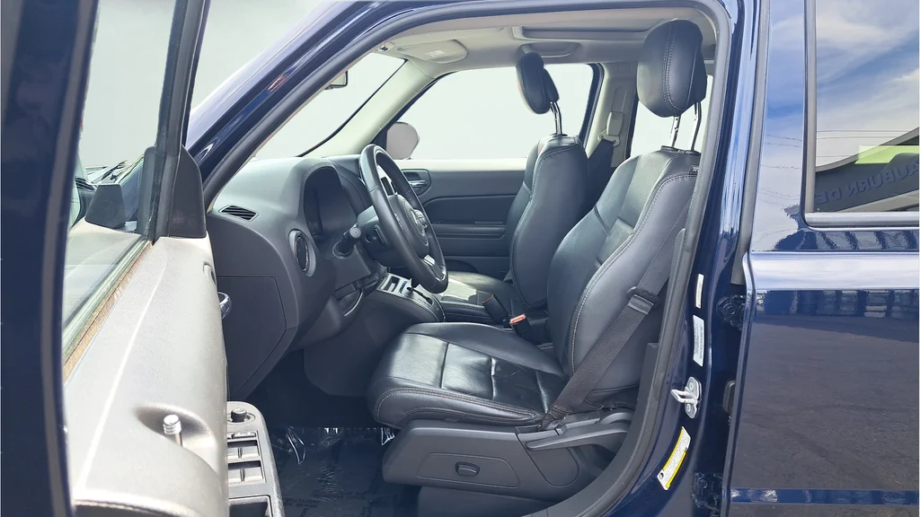 Used 2015 Blue Jeep Latitude image 10
