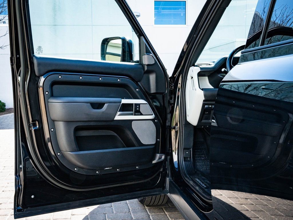 Used 2023 Black Land Rover X-Dynamic SE image 25