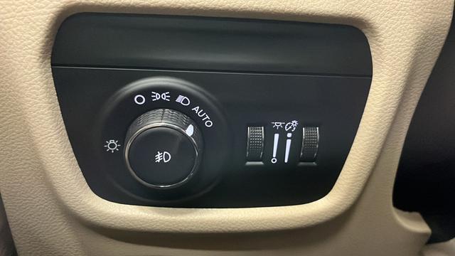 Used 2024 Midnight Sky Jeep Limited image 32
