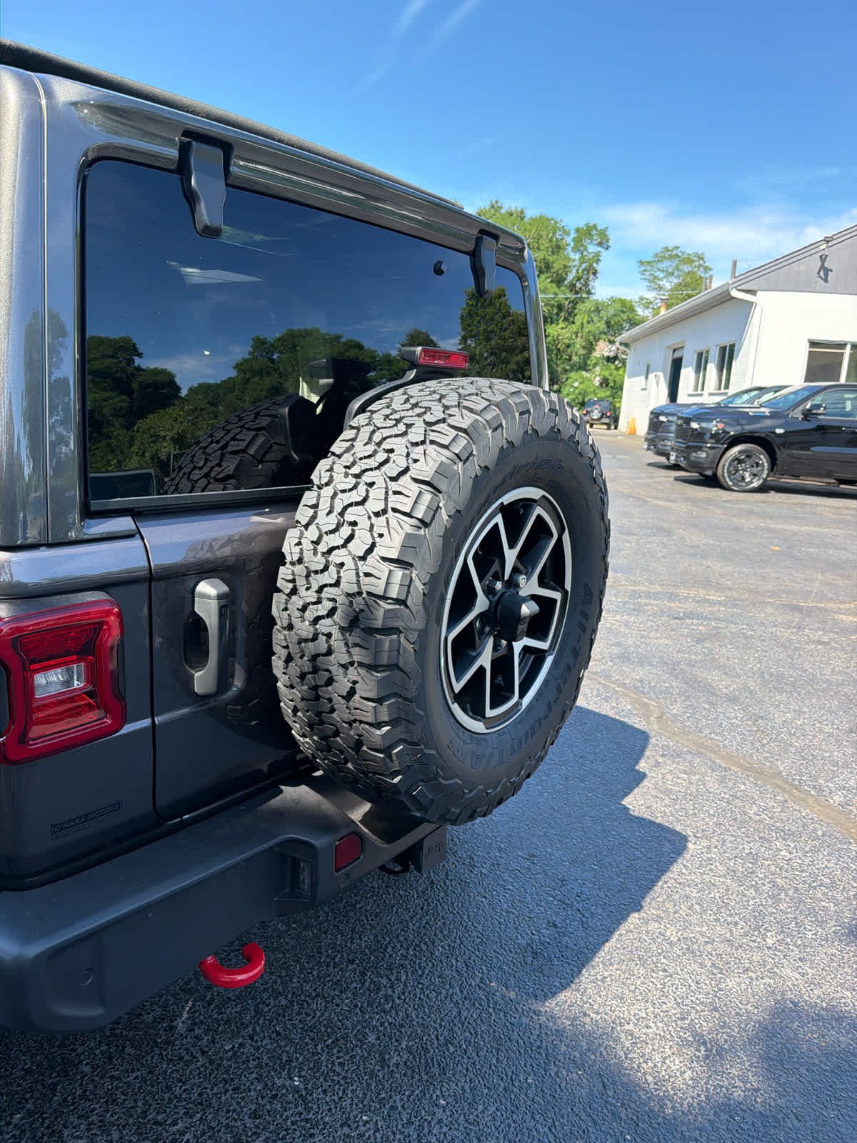 New 2026 Granite Crystal Metallic Clearcoat Jeep Rubicon image 16