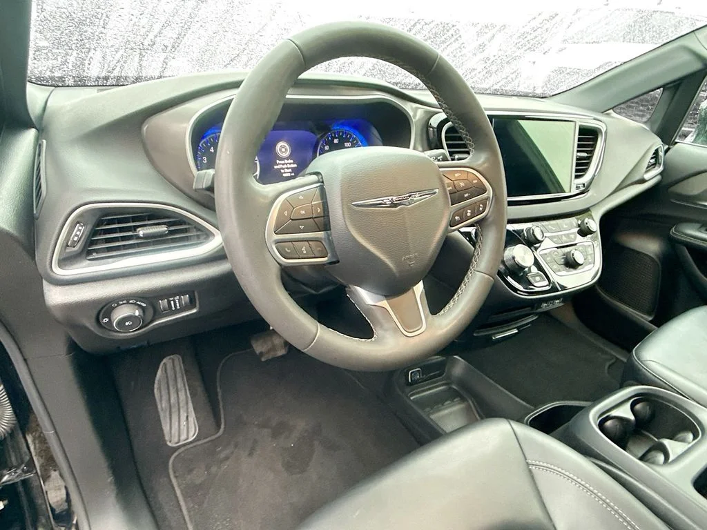 Used 2025 Black Chrysler Select image 12