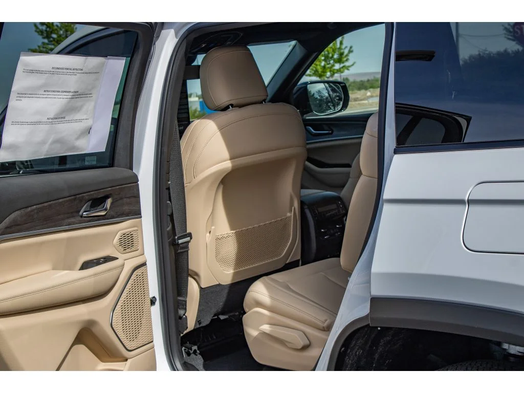 New 2026 Bright White Clear-Coat Exterior Paint Jeep Limited image 16