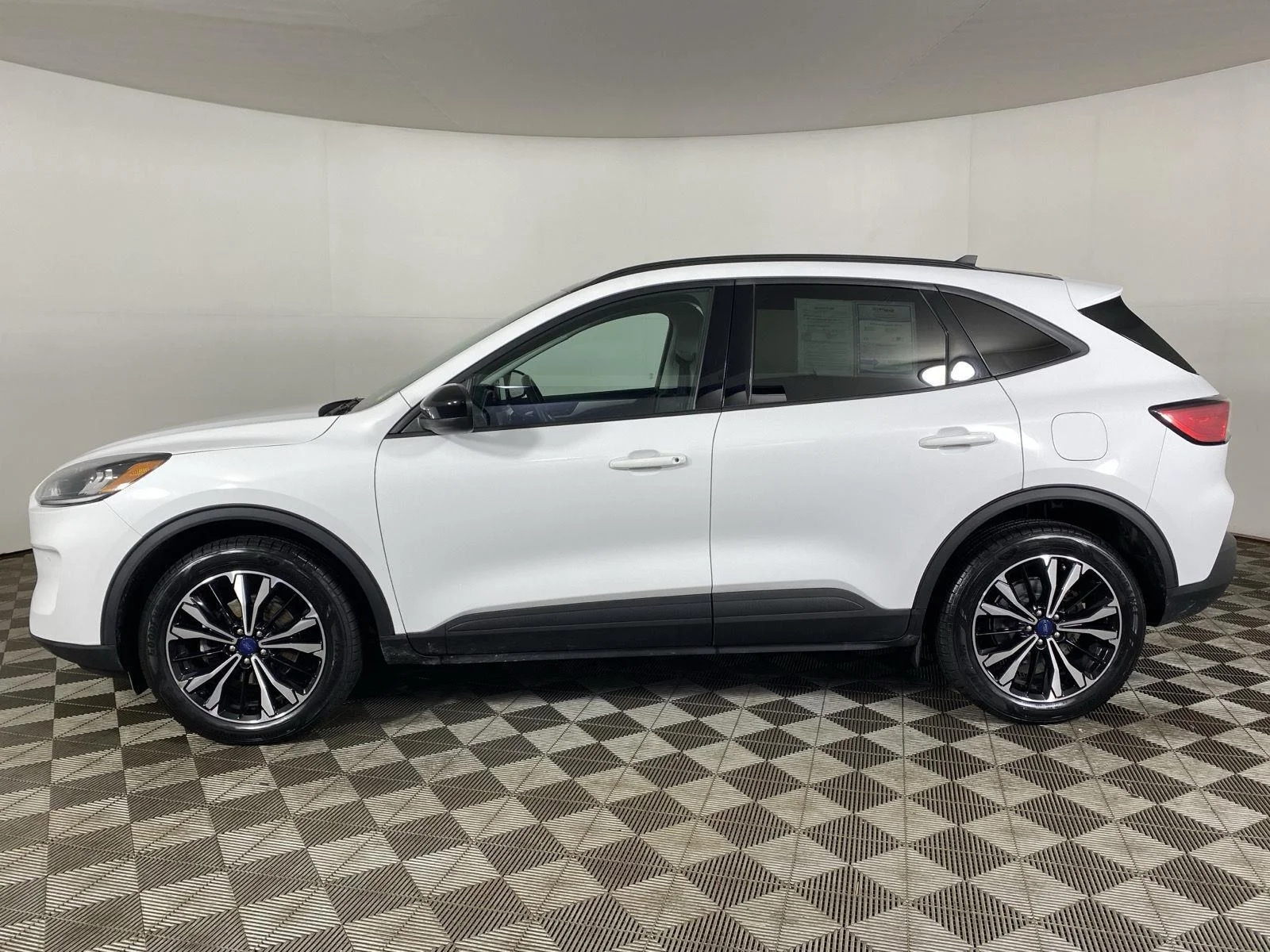 Used 2022 Oxford White Ford SE Hybrid image 4