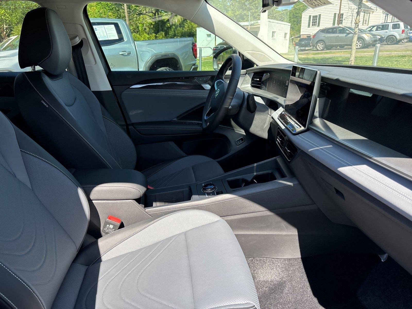 2025 Volkswagen Tiguan SE - Photo 39