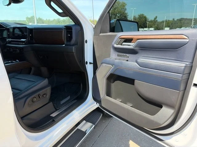 Used 2023 IRIDESCENT PEARL TRICOAT Chevrolet High Country image 50