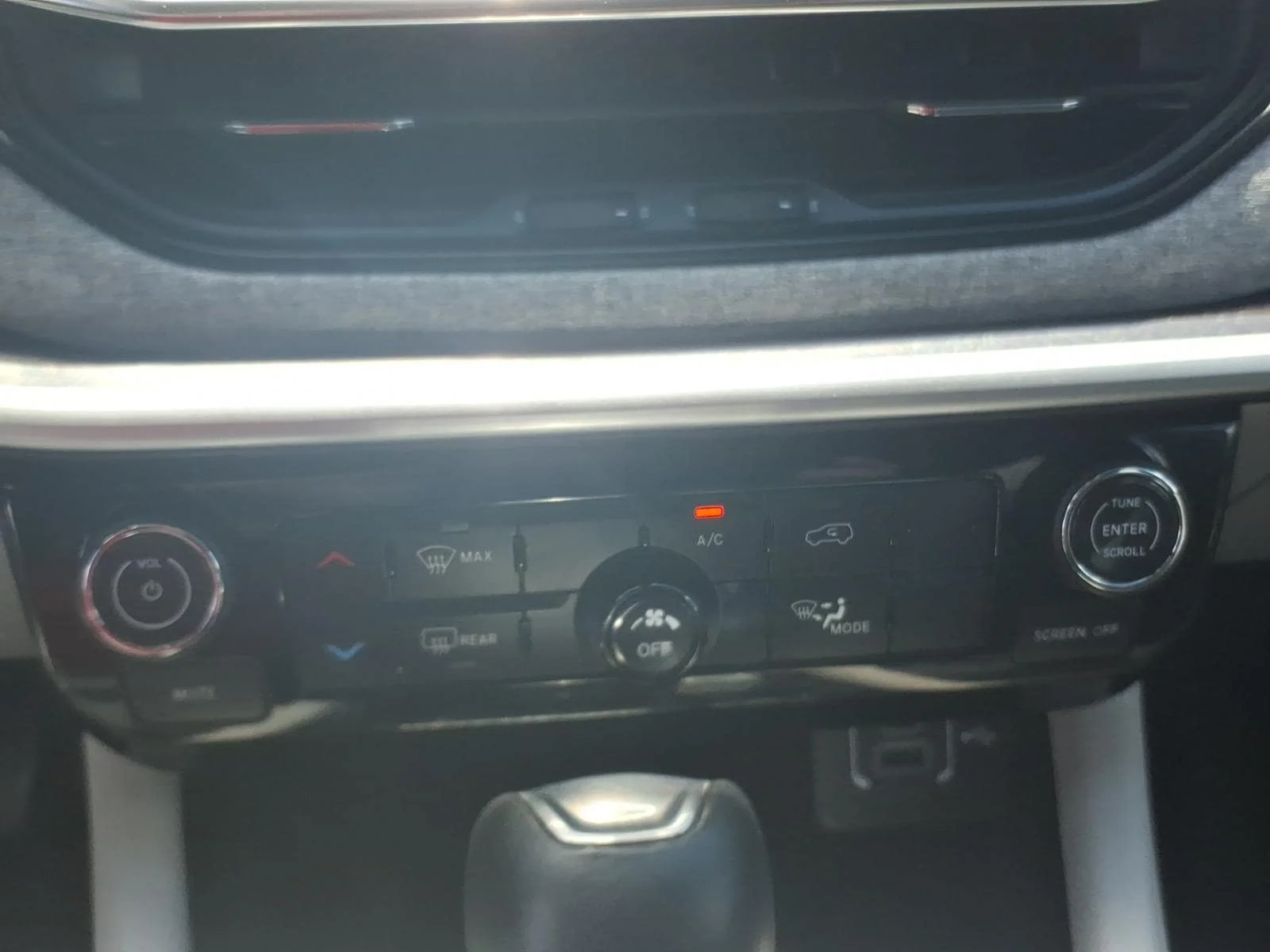 Used 2024 Gray Clearcoat Jeep Latitude image 22