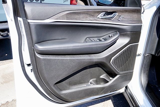 New 2026 Bright White Clear-Coat Exterior Paint Jeep Limited image 28