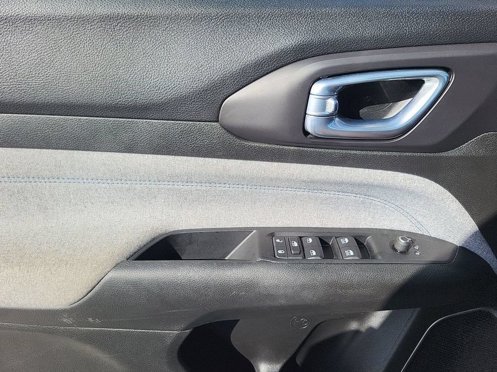 Used 2022 White Jeep Latitude FWD image 27