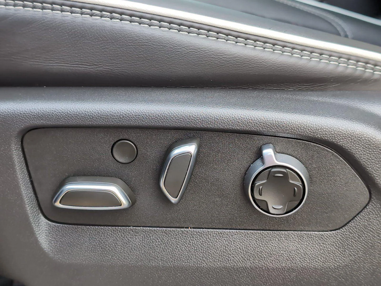 Used 2025 Onyx Black GMC AT4X image 19