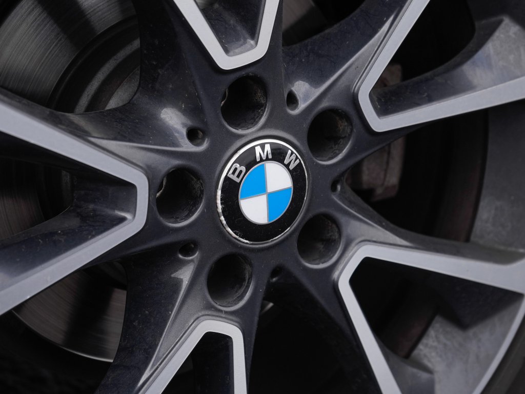 Used 2017 Glacier Silver Metallic BMW xDrive40e iPerformance image 9