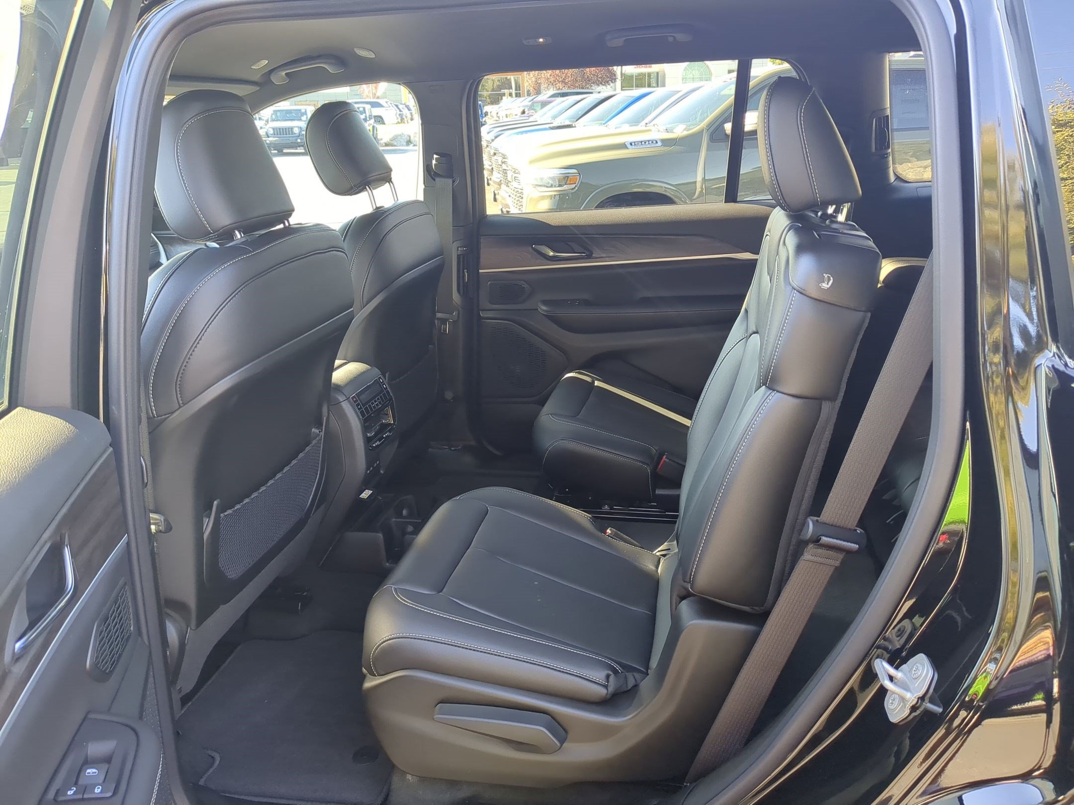 New 2027 High-Gloss Black Paint Jeep Limited image 15