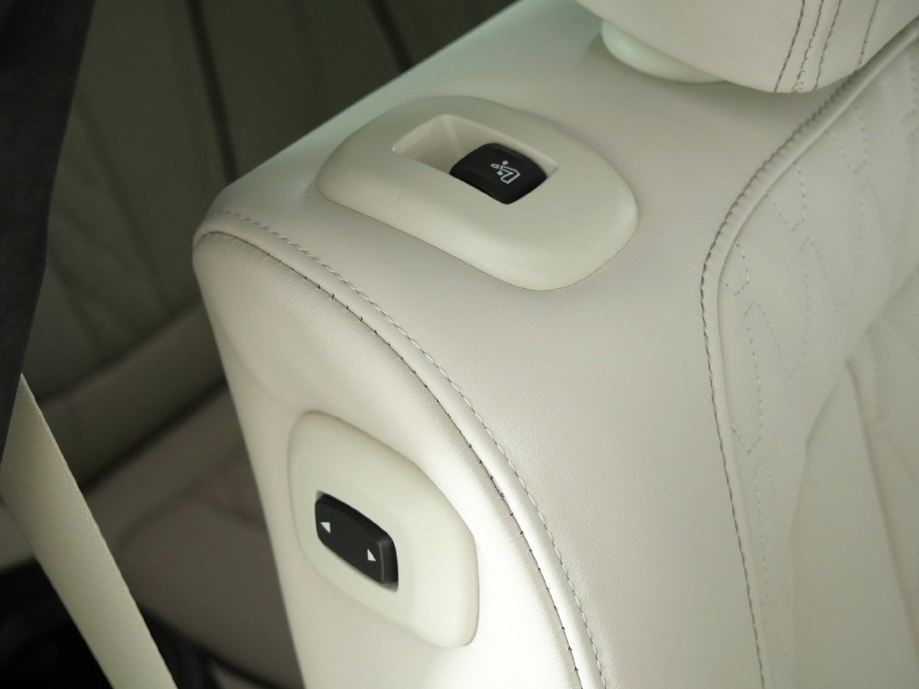 Used 2027 Mineral White Metallic BMW xDrive40i image 29