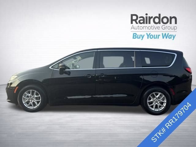 Used 2024 Diamond Black Crystal Pearlcoat Chrysler Touring L image 4