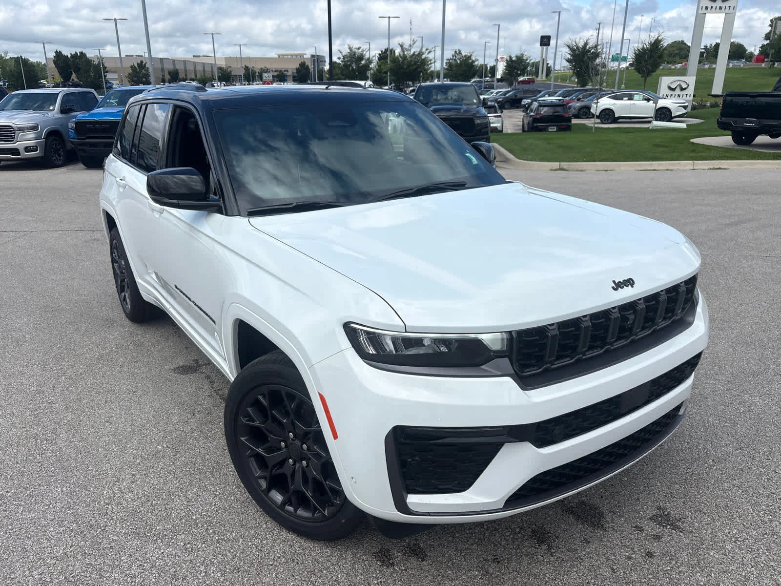 New 2026 Bright White Clear-Coat Exterior Paint Jeep Summit image 3