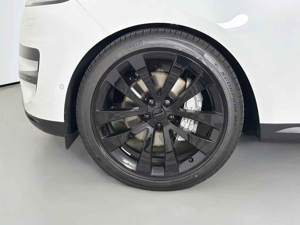 New 2026 Fuji White Land Rover SE image 33