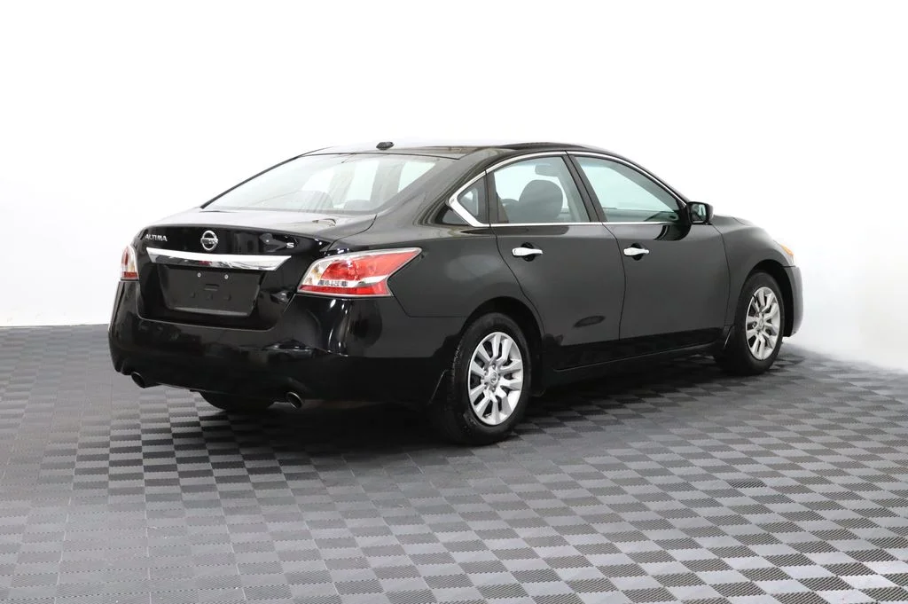 Used 2015 Black Nissan 2.5 S image 8