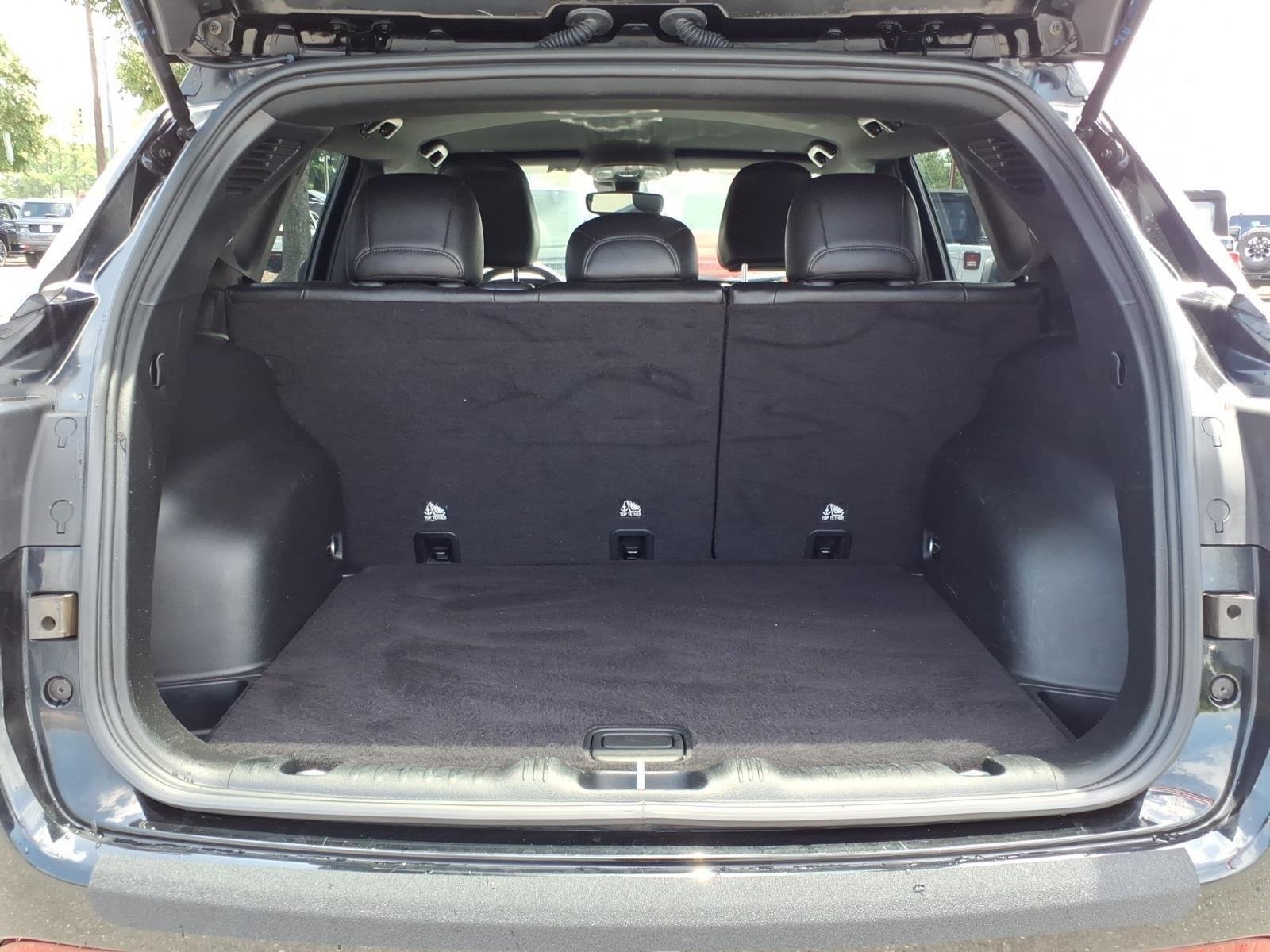 Used 2024 Diamond Black Crystal Pearlcoat Jeep Latitude image 30