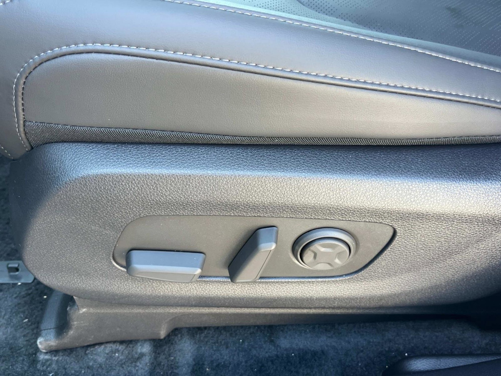 New 2026 Ivory Silver Kia EX image 27