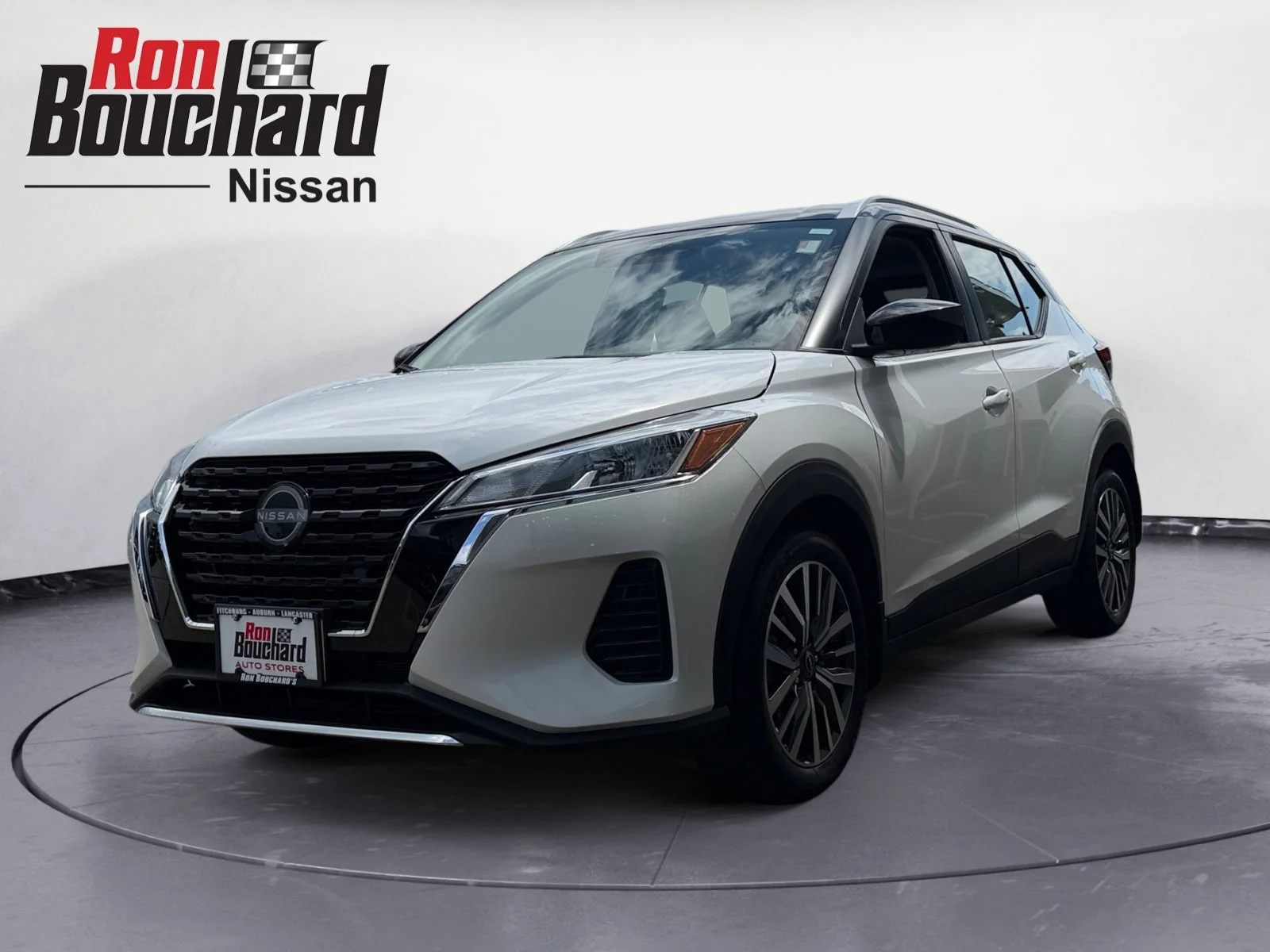 Used 2024 Aspen White Tricoat/Super Black Nissan SV image 5