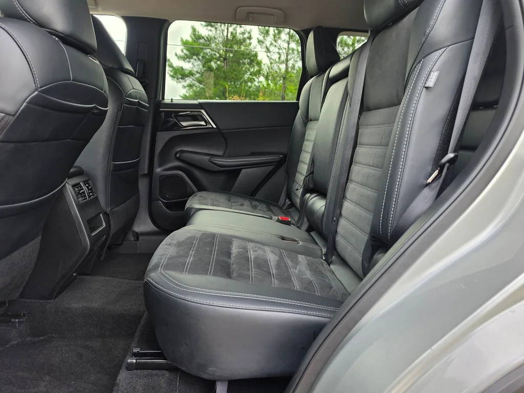 Used 2024  Mitsubishi SE image 21