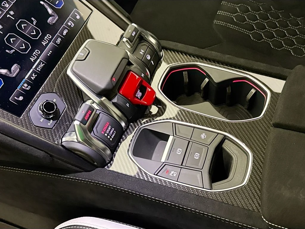 Used 2024 White Lamborghini Performante image 17