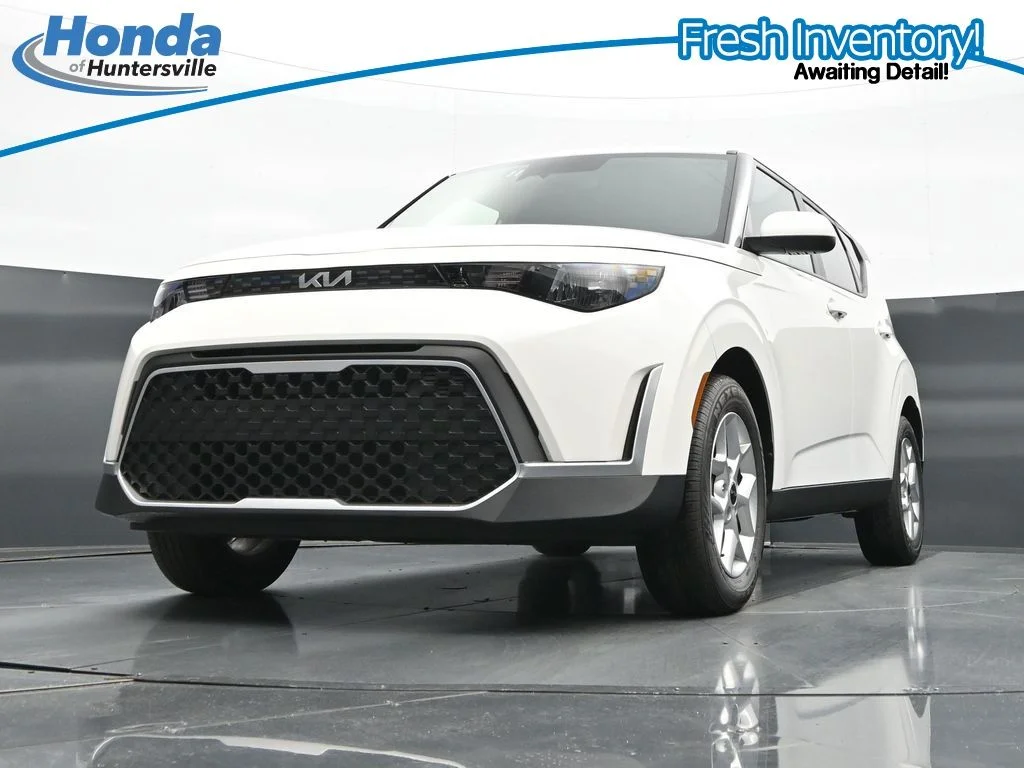 Used 2025 Snow White Pearl Kia LX image 27