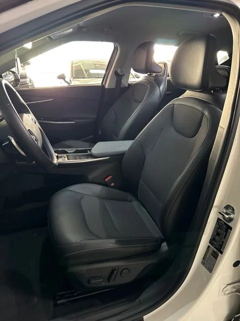 Certified Used 2024 White Kia Light image 5