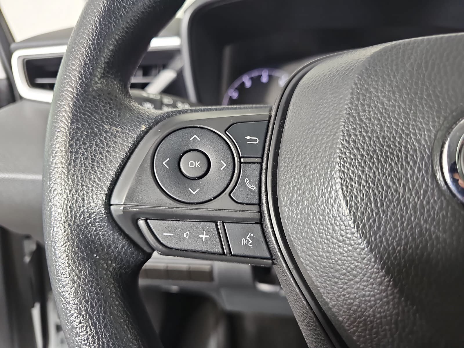 Used 2025 White Toyota LE image 15