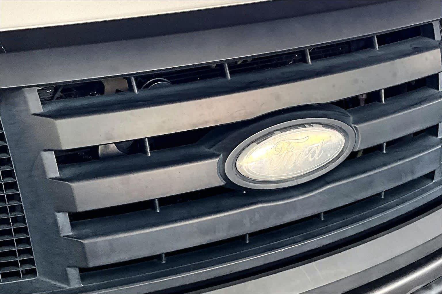 Used 2009 Oxford White Ford XL image 28