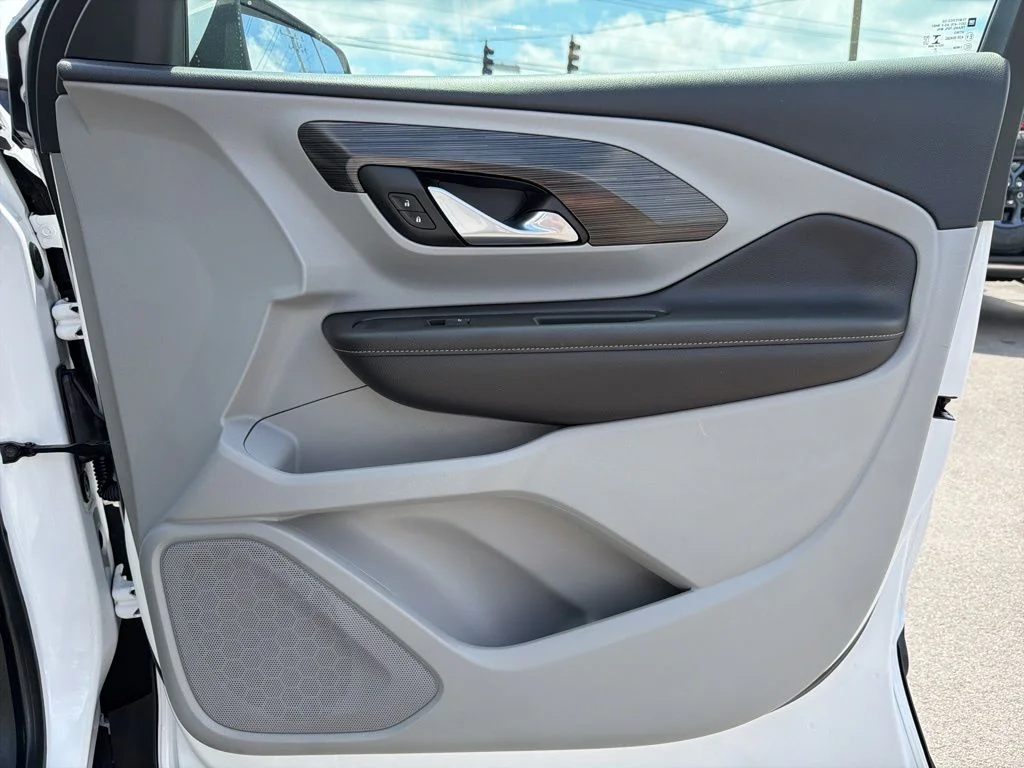 Used 2022 White GMC SLE image 26