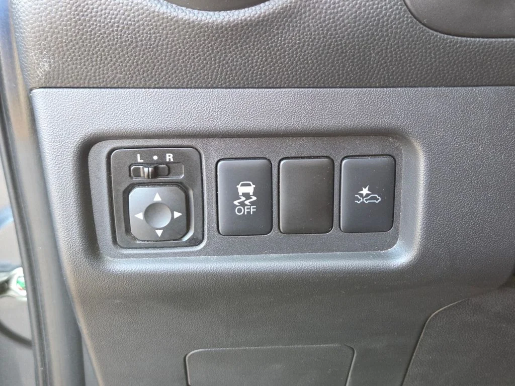 Used 2024  Mitsubishi ES image 33