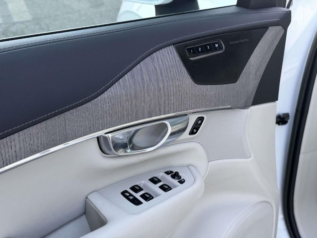 Used 2023 White Volvo Ultimate image 18