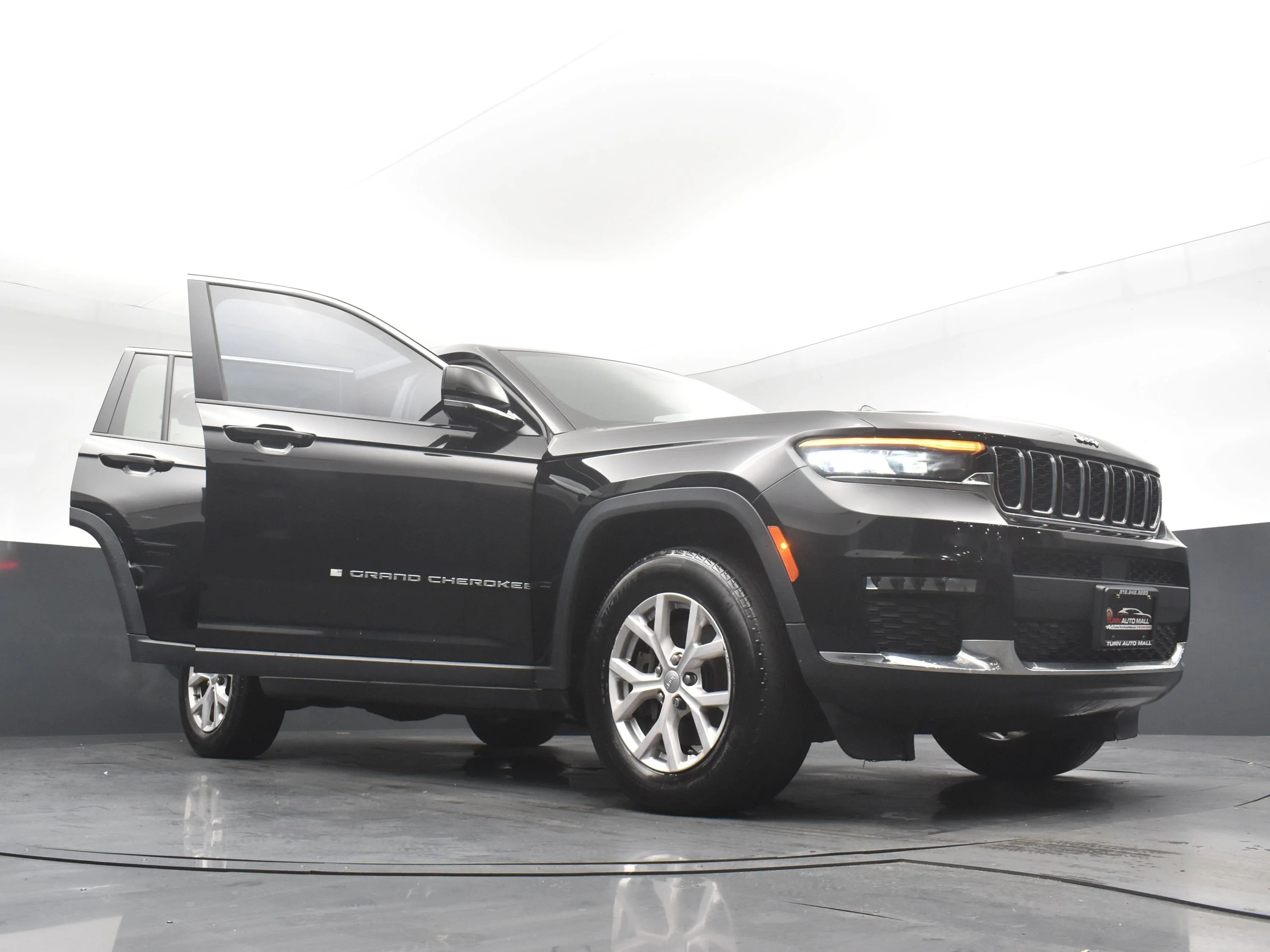 Used 2021 Diamond Black Crystal Pearlcoat Jeep Limited image 31