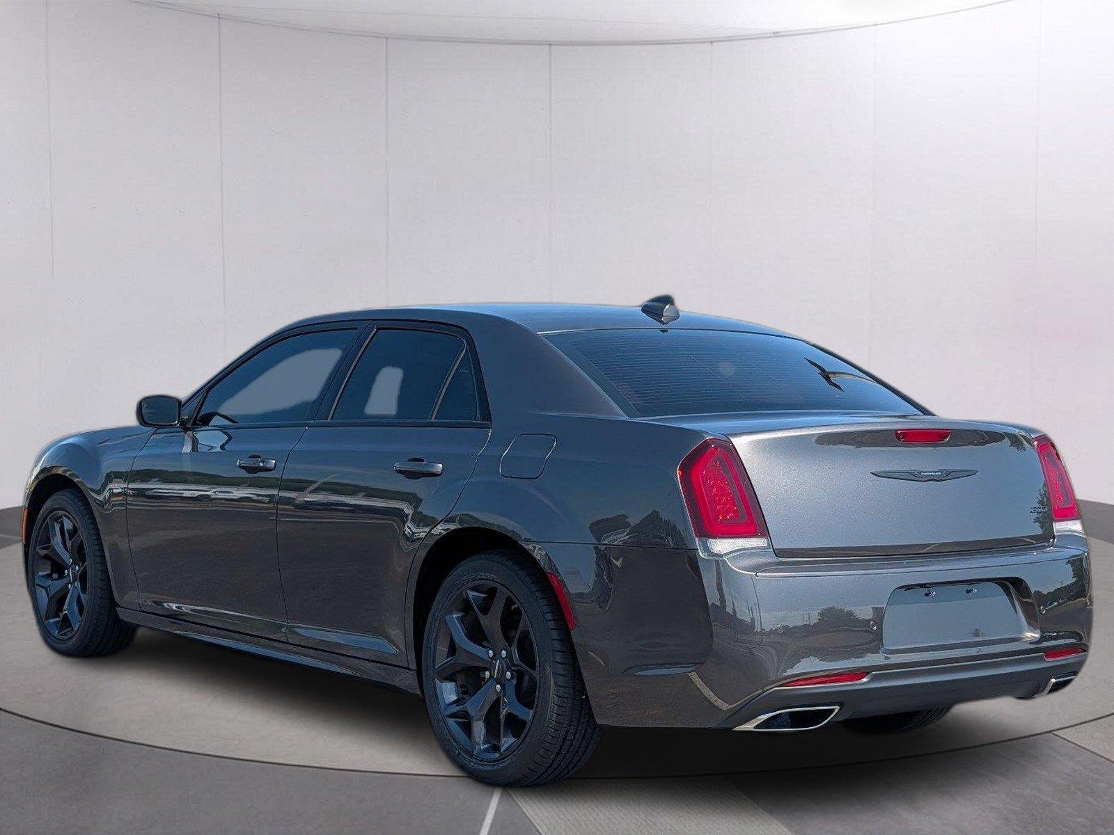 Used 2023 Granite Crystal Metallic Clearcoat Chrysler Touring L image 3