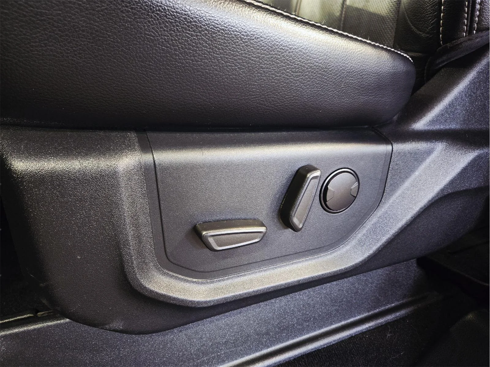 Used 2020 Agate Black Ford Lariat image 23