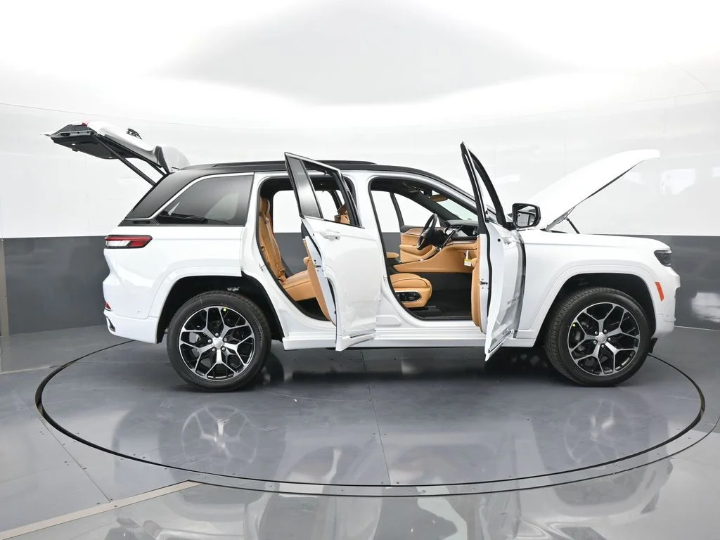 New 2025 Bright White Clear-Coat Exterior Paint Jeep Summit Reserve image 77