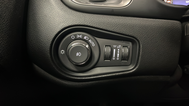 Used 2021 Glacier Metallic Clearcoat Jeep Limited image 33