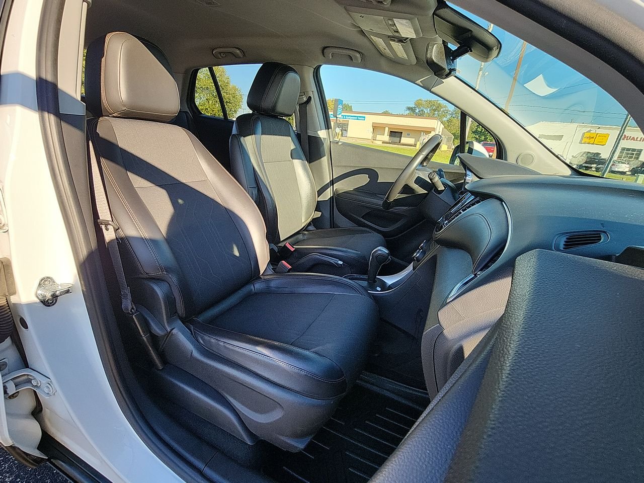 Used 2018 SUMMIT WHITE Chevrolet LT image 23