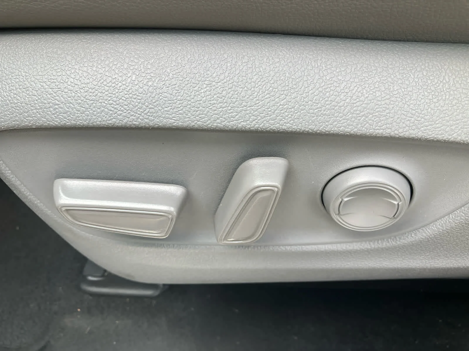 Used 2020 Blizzard Pearl Toyota XLE image 11