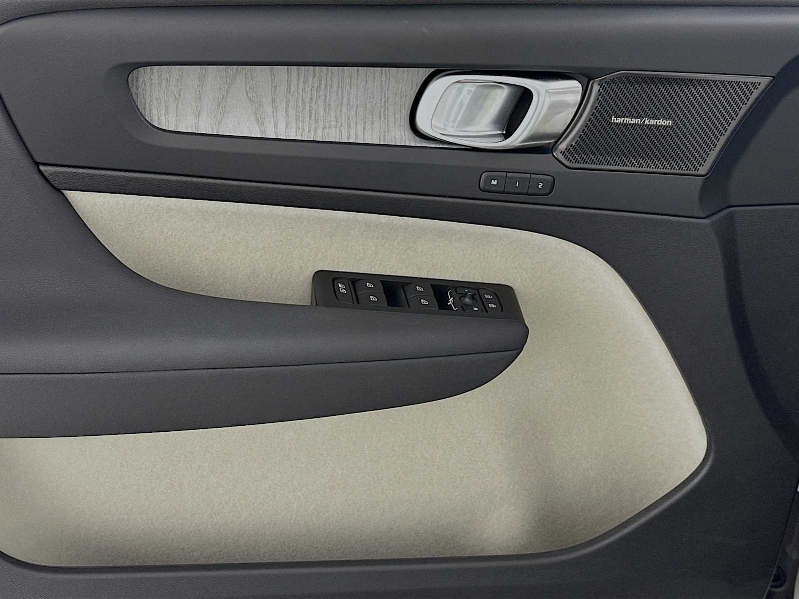 2026 Volvo XC40 Ultra - Photo 17