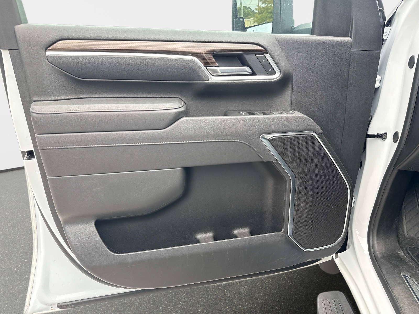Used 2025 Summit White Chevrolet LT image 17