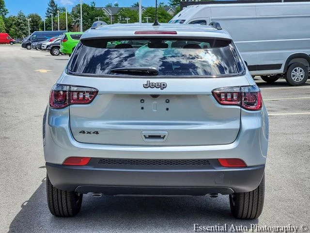 New 2026 Silver Zynith Metallic Clear-Coat Exterior Paint Jeep Latitude image 5