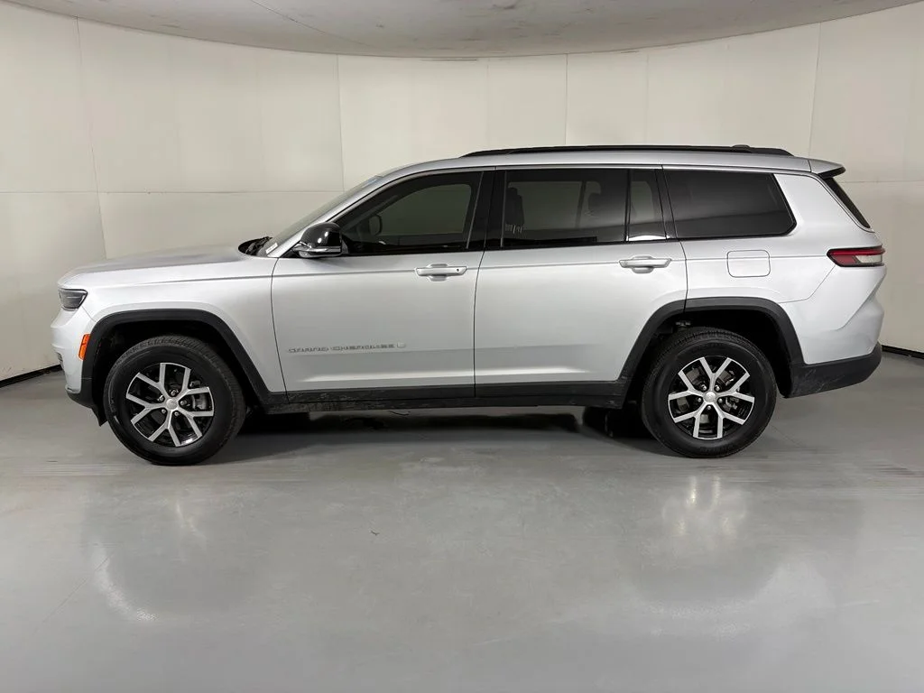 Used 2024 Silver Jeep Limited image 5