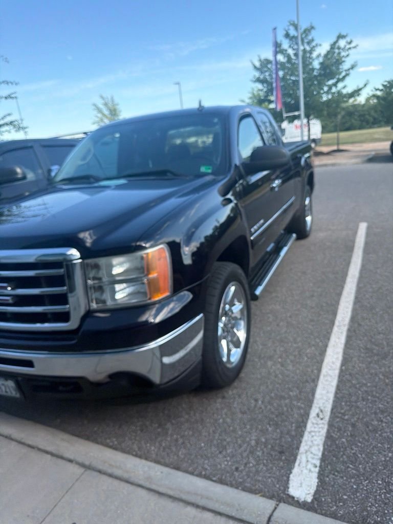 Used 2013 Black GMC SLE image 2