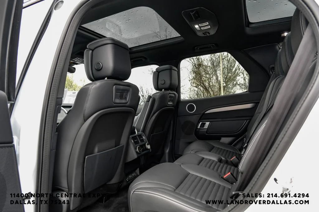Used 2025 White Land Rover Dynamic SE image 37