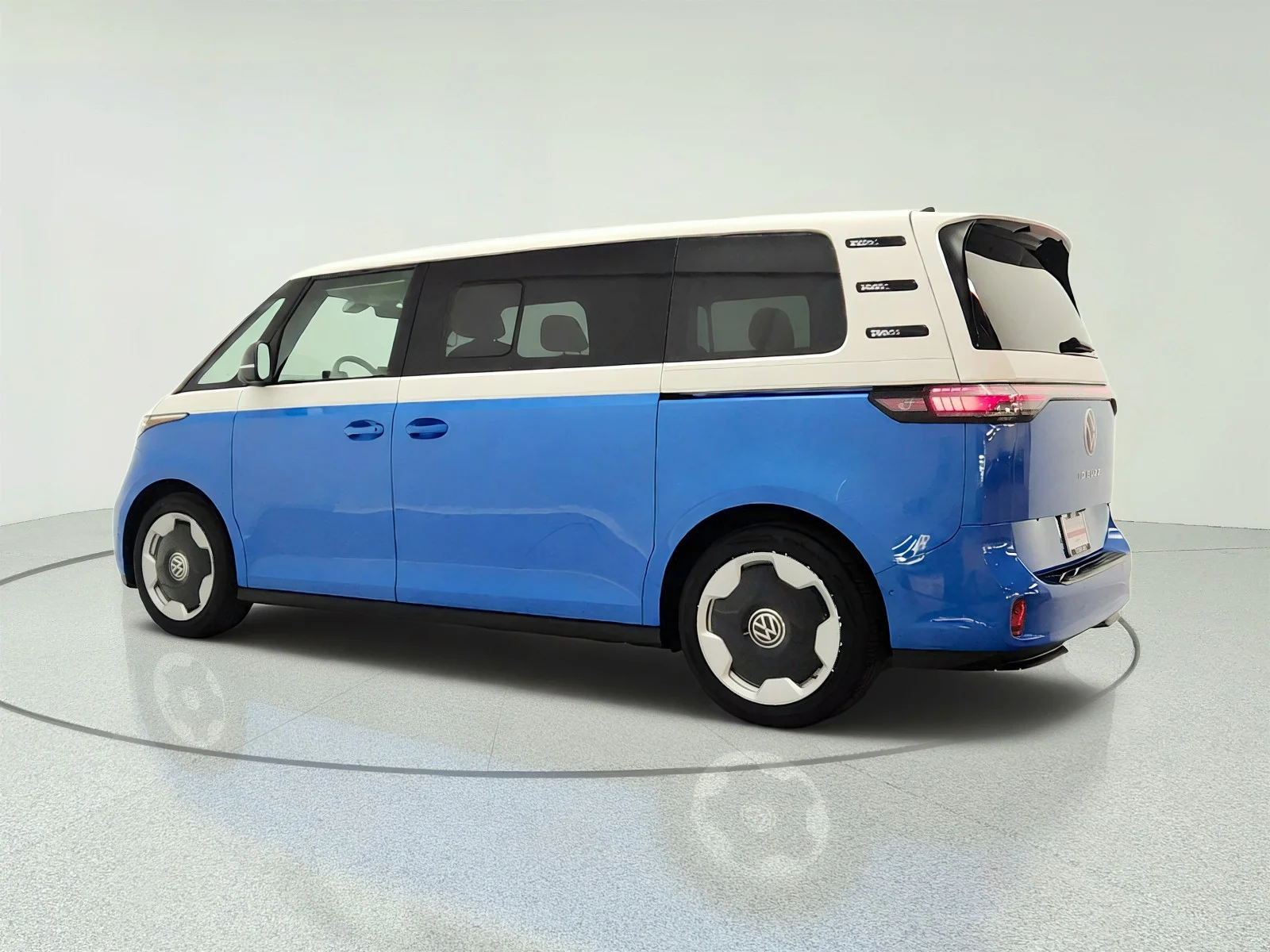 Used 2025 Cabana Blue Volkswagen Pro S Plus 4MOTION w/Two-Tone image 7