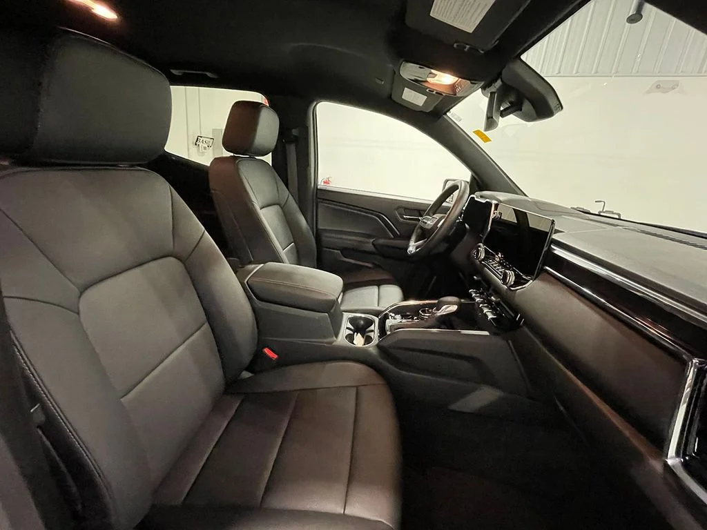 Used 2024 White GMC Elevation image 27