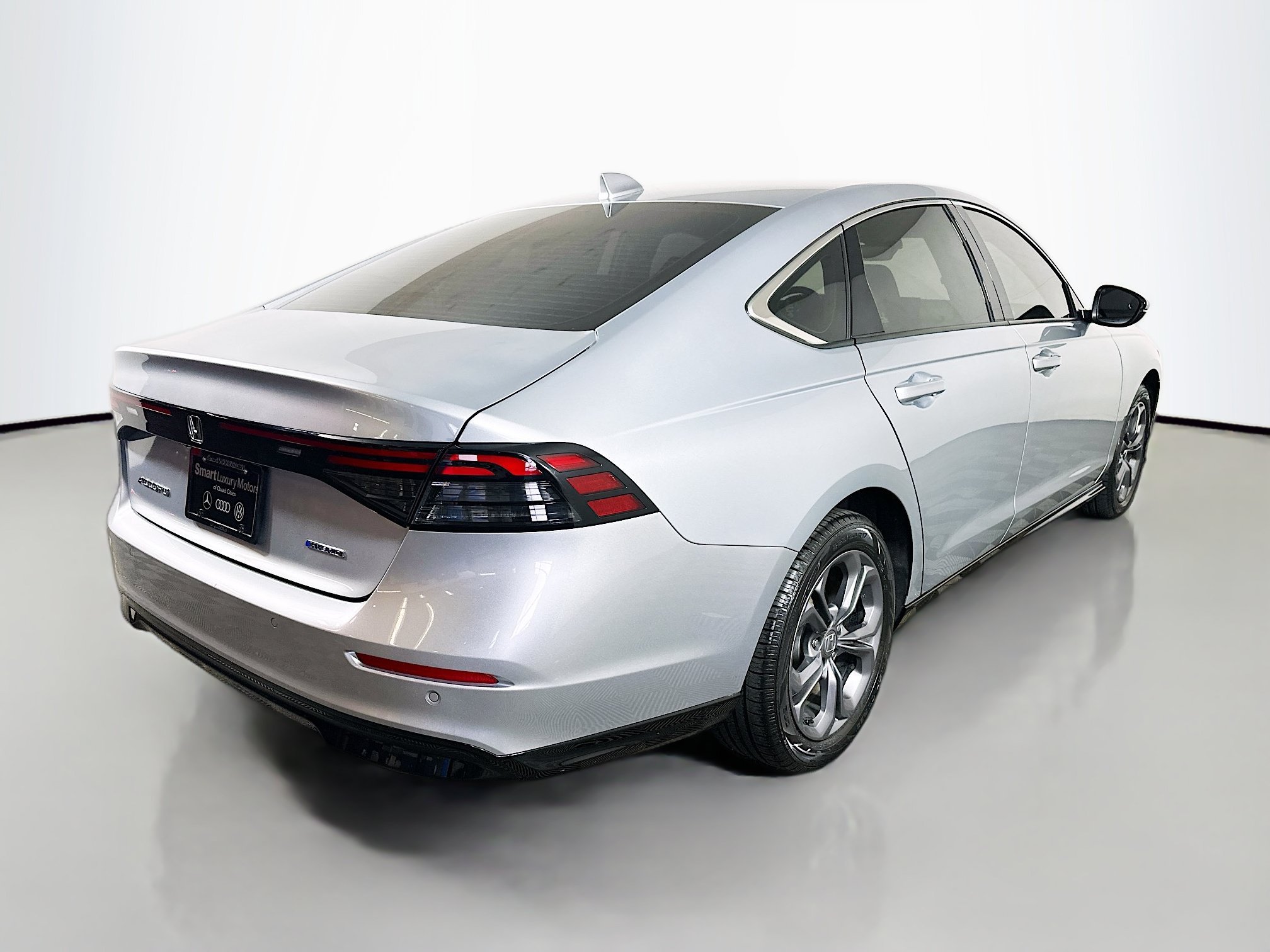 Used 2024 Solar Silver Metallic Honda EX-L image 10