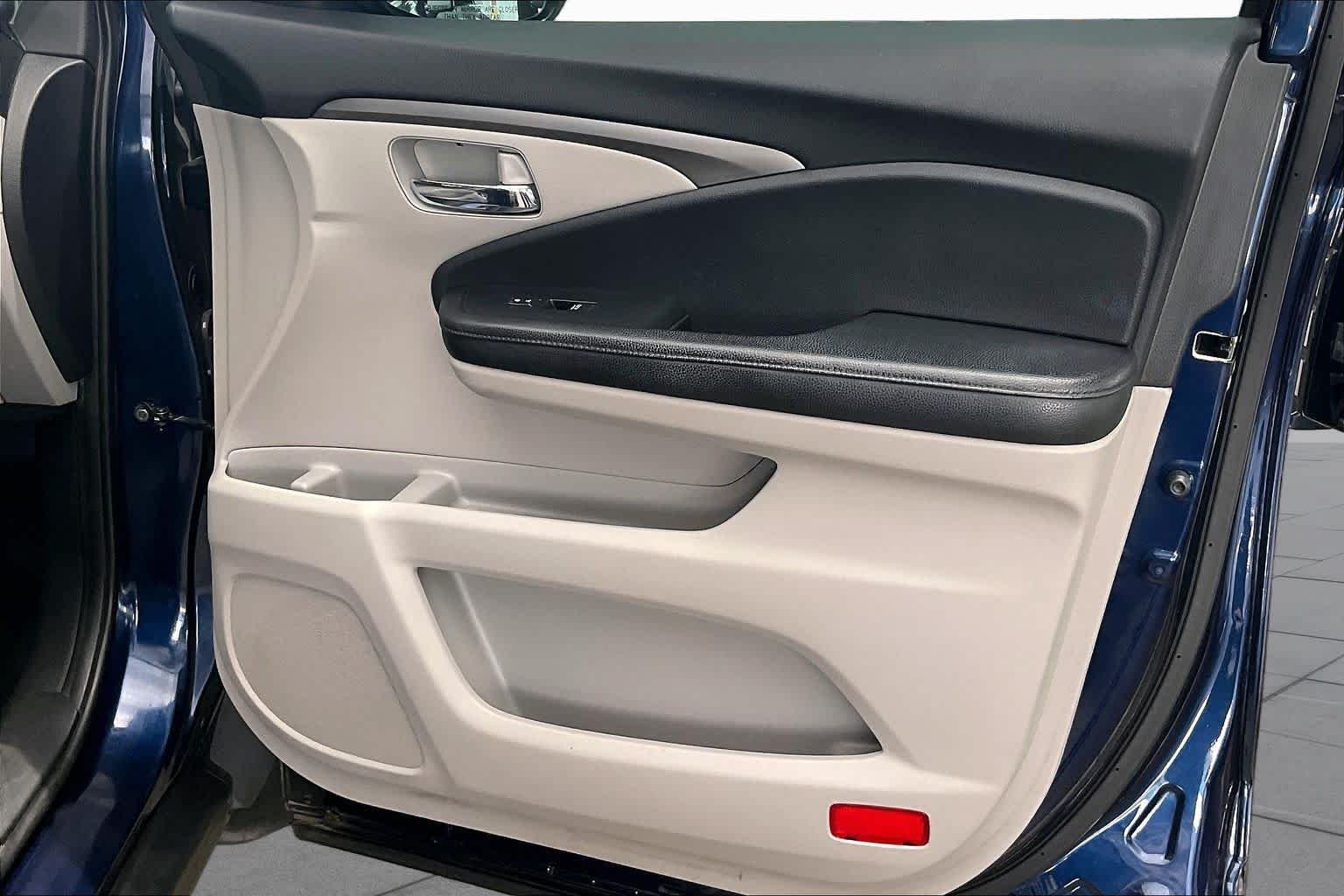 Used 2019 Obsidian Blue Pearl Honda EX-L image 40